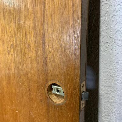 #147 Door With 2 Hinges
