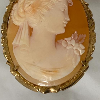 Antique 14 Karat Yellow Gold and Cameo Shell Brooch/Pendant