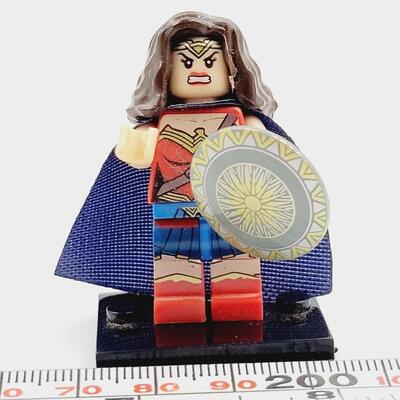 LEGO MINI FIGURE  - WONDER WOMAN W/ SHIELD