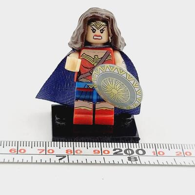LEGO MINI FIGURE  - WONDER WOMAN W/ SHIELD