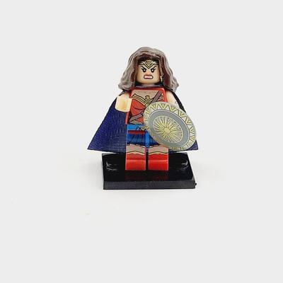 LEGO MINI FIGURE  - WONDER WOMAN W/ SHIELD