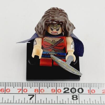 LEGO MINI FIGURE  - WONDER WOMAN W/ SHIELD