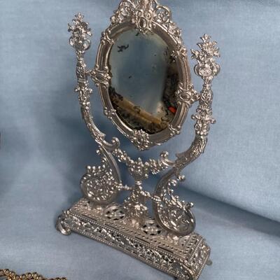 5 Mirrors various sizes, 2 Mirrored Makeup Trays