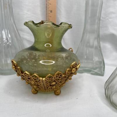 4 glass tall vases and 1 green round vase in gold metal stand