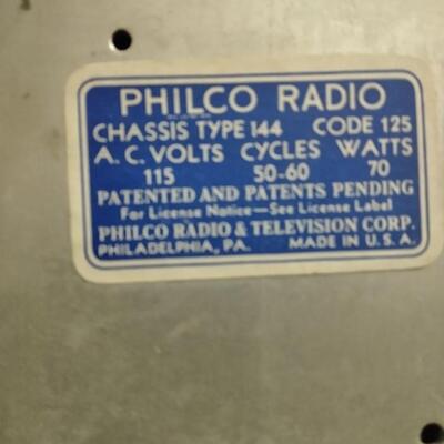 LOT 17 ANTIQUE PHILCO TUBE RADIO