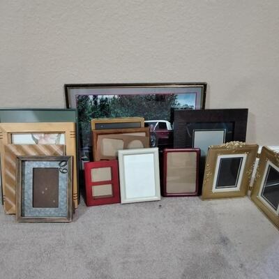 LOT 35 PICTURE FRAMES & PICTURES