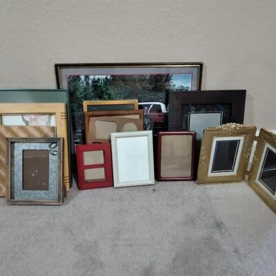 LOT 35 PICTURE FRAMES & PICTURES