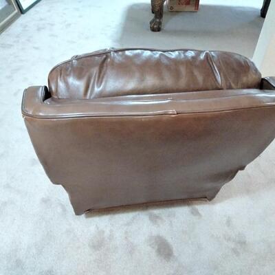 LOT 37 LEATHER BARCA LOUNGER RECLINING CHAIR