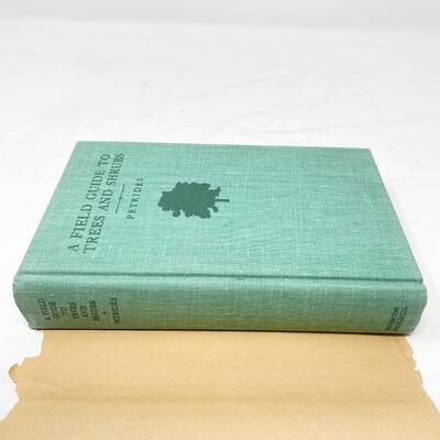 1958 â€œA FIELD GUIDE TO TREES AND SHRUBSâ€ BY GEORGE A. PETRIDES HARDBACK BOOK - THIRD PRINTING