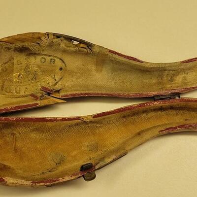Lot 22: Antique Meerschaum Alligator Cheroot Holder in Original Wood Case