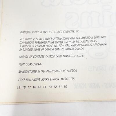 1981 â€œGARFIELD GAINS WEIGHTâ€ BY JIM DAVIS CARTOON BOOK