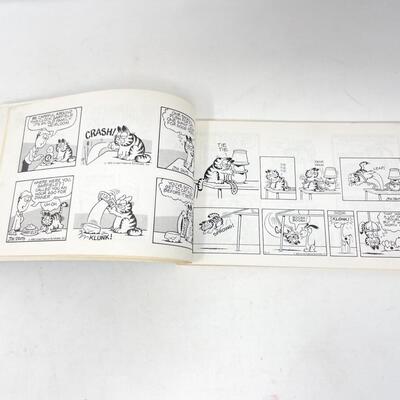 1981 â€œGARFIELD GAINS WEIGHTâ€ BY JIM DAVIS CARTOON BOOK