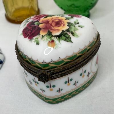 3 miniature bottles, trinket box, shell