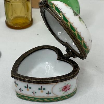 3 miniature bottles, trinket box, shell