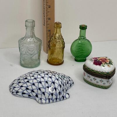 3 miniature bottles, trinket box, shell