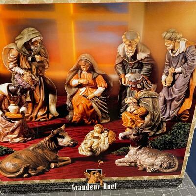  Grandeur Noel Nativity Scene - 9 pieces