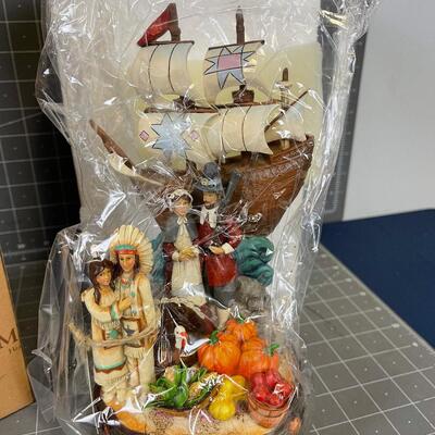 Jim Shore Hartwood Creek Pilgrims With Mayflower Figurine. 