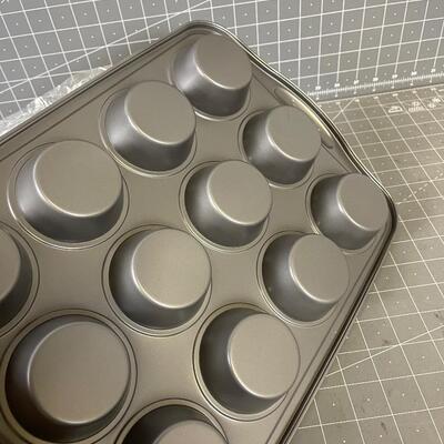 Pyrex Muffin Tin 12 Cups New 