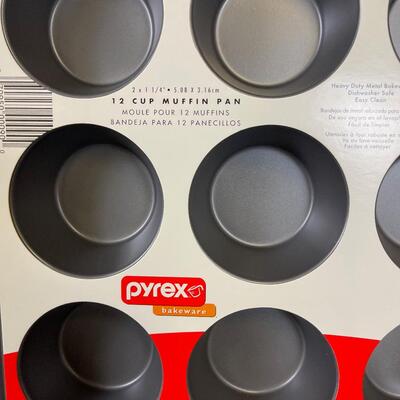 Pyrex Muffin Tin 12 Cups New 