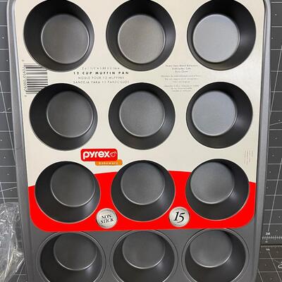 Pyrex Muffin Tin 12 Cups New 