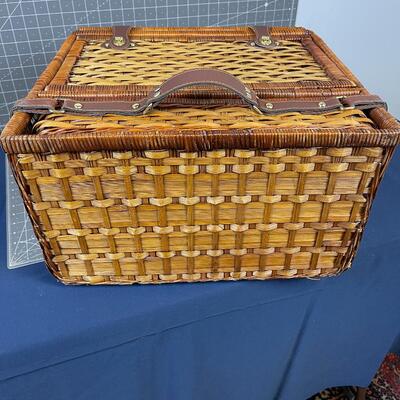 Sun Country Picnic Basket Full of Picnic Supplies 