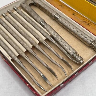 Boxed poultry shears and nutcracker set