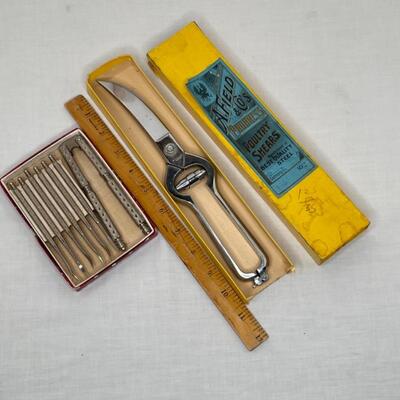 Boxed poultry shears and nutcracker set