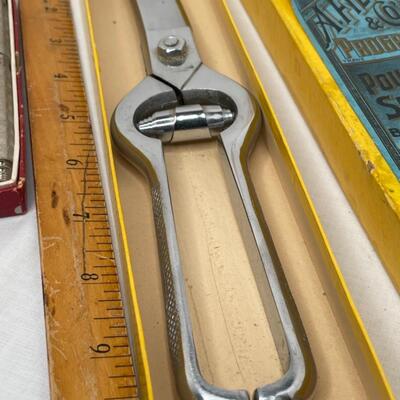 Boxed poultry shears and nutcracker set