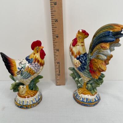 Set of chicken salt and pepper shaker