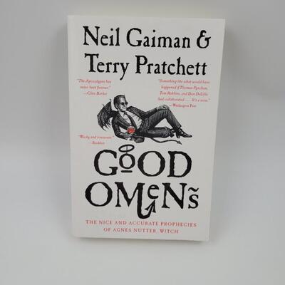 GOOD OMENS BY NEIL GAIMAN & TERRY PRACHETT PAPER BACK