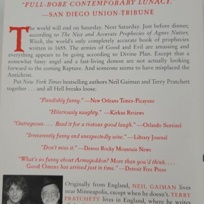 GOOD OMENS BY NEIL GAIMAN & TERRY PRACHETT PAPER BACK