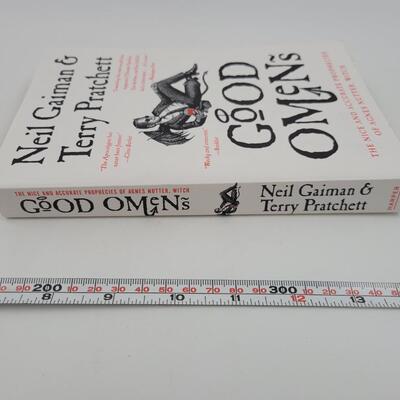 GOOD OMENS BY NEIL GAIMAN & TERRY PRACHETT PAPER BACK