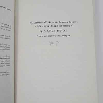 GOOD OMENS BY NEIL GAIMAN & TERRY PRACHETT PAPER BACK