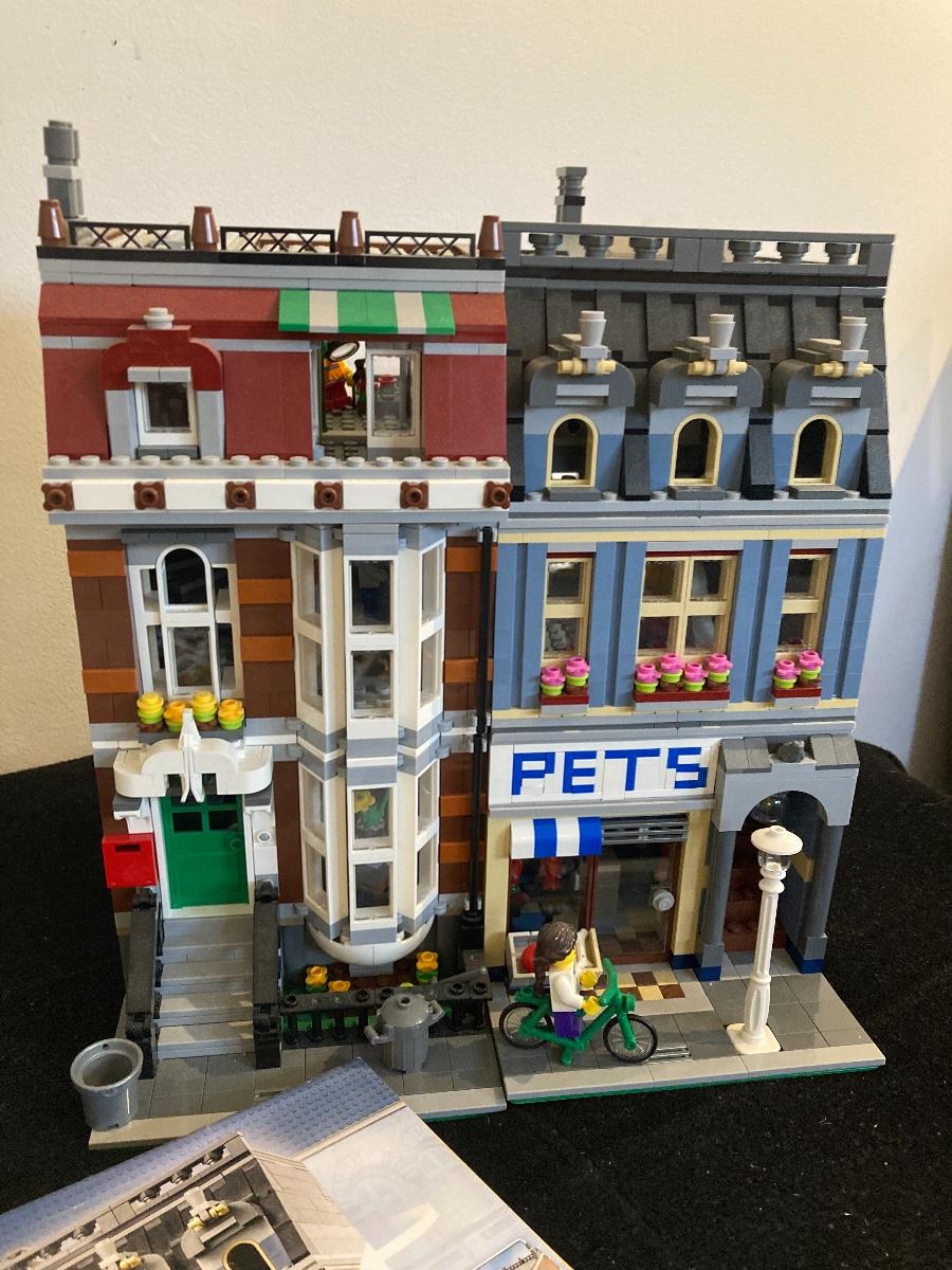 LEGO Creator 10218 Pet Shop With Instructions | EstateSales.org