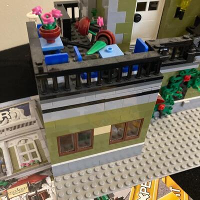 Lego Creator Expert Parisian Restaurant (10243) with Instructions