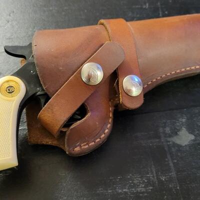 Lot 30: Vintage EIG .22 Short Concealed Carry Revolver w/ HUNTERS Leather Holster