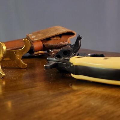 Lot 30: Vintage EIG .22 Short Concealed Carry Revolver w/ HUNTERS Leather Holster