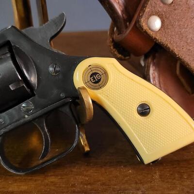 Lot 30: Vintage EIG .22 Short Concealed Carry Revolver w/ HUNTERS Leather Holster