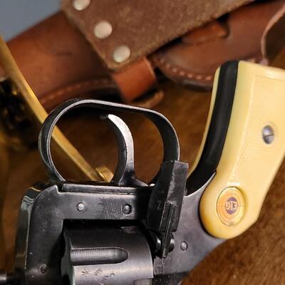 Lot 30: Vintage EIG .22 Short Concealed Carry Revolver w/ HUNTERS Leather Holster
