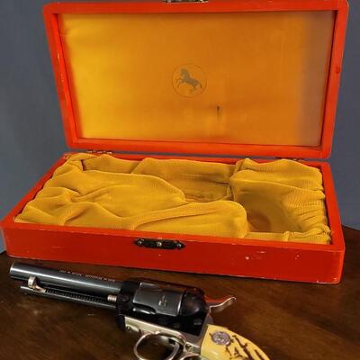 Lot 31: Vintage COLT Single Action Frontier Scout .22 LR Revolver w/ Original Presentation Case