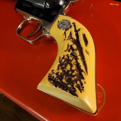 Lot 31: Vintage COLT Single Action Frontier Scout .22 LR Revolver w/ Original Presentation Case