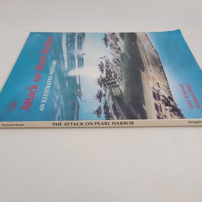 THE ATTACK ON PEARL HARBOR AN ILLUSTRATED HISTORY BY LARRY KIMMETT & MARGARET REGIS PAPERBACK BOOK