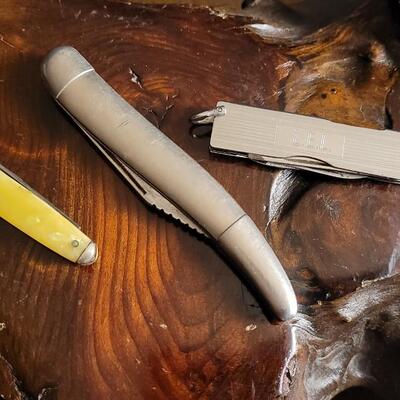 Lot 40: Assortment of (3) Vintage Pocketknives