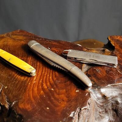 Lot 40: Assortment of (3) Vintage Pocketknives