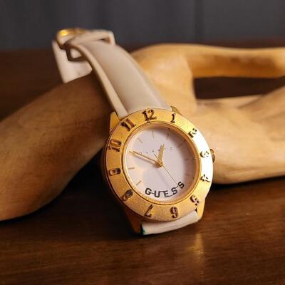Lot 54: Vintage 1988 GUESS Inc. Fashion Ladies Watch Quartz Watcg