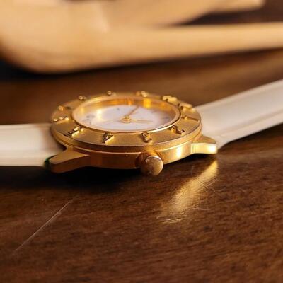 Lot 54: Vintage 1988 GUESS Inc. Fashion Ladies Watch Quartz Watcg