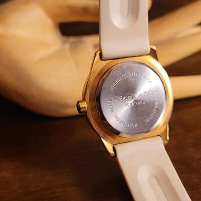 Lot 54: Vintage 1988 GUESS Inc. Fashion Ladies Watch Quartz Watcg