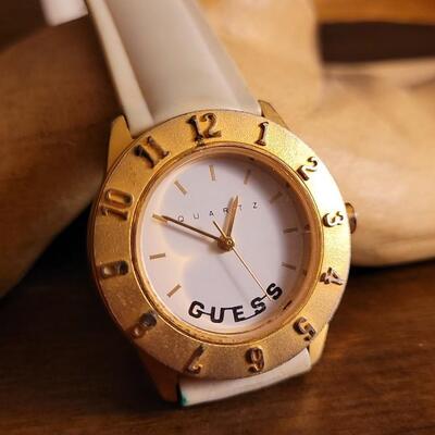 Lot 54: Vintage 1988 GUESS Inc. Fashion Ladies Watch Quartz Watcg