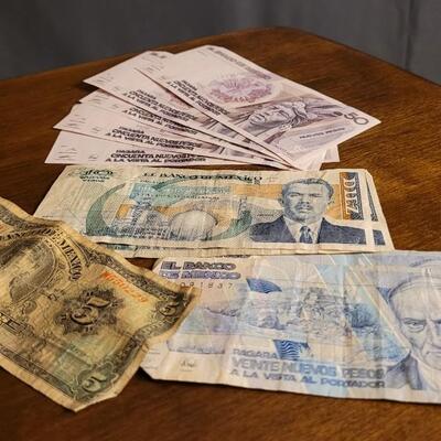 Lot 57: Vintage and Modern Assortment of MEXICO Banknote Bills