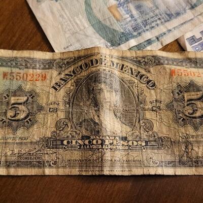 Lot 57: Vintage and Modern Assortment of MEXICO Banknote Bills